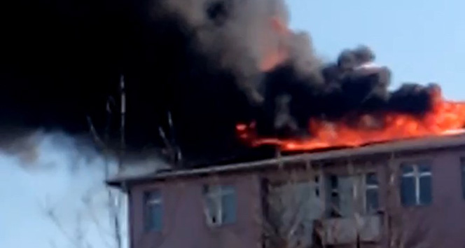 Eyüpsultan’da izolasyon yapılan binanın çatısı alev alev yandı