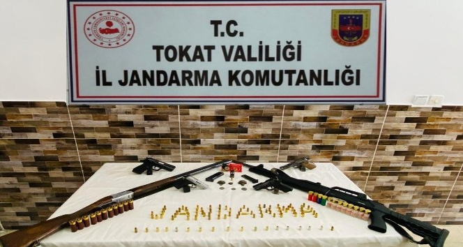 Silahları satamadan yakalandı