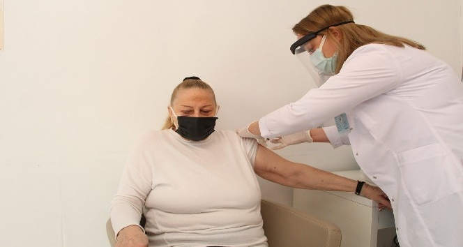 Antalya’da yerleşik yabancılara Kovid-19 aşı uygulaması başladı