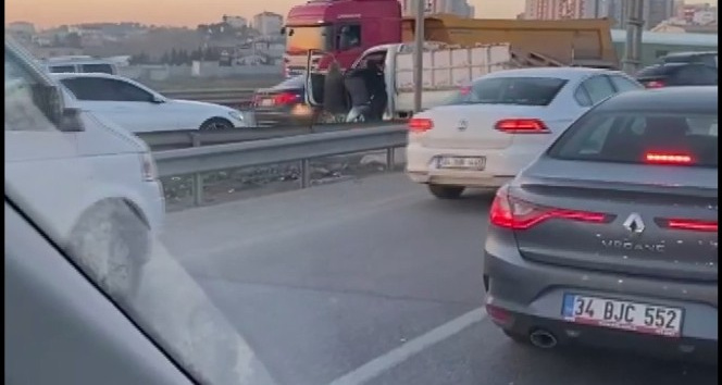 (Özel)- Şile’de trafik terörü: Aracın kapısını açıp, sürücüyü darbettiler