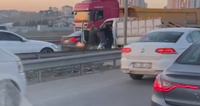 Şile’de trafik terörü: Aracın kapısını açıp, sürücüyü darbettiler