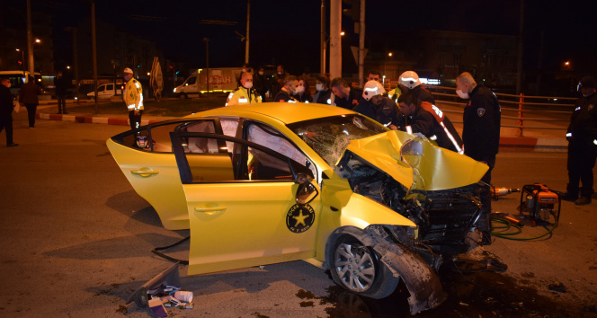 Ticari taksi aydınlatma direğine çarptı araçta sıkışan sürücü feci şekilde can verdi