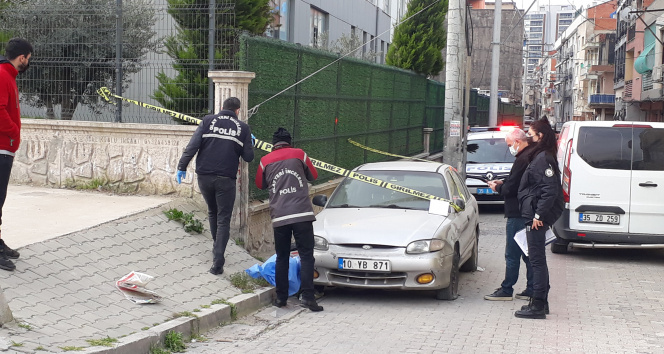 İzmir&#039;de kaldırımda bir kişinin cansız bedeni bulundu
