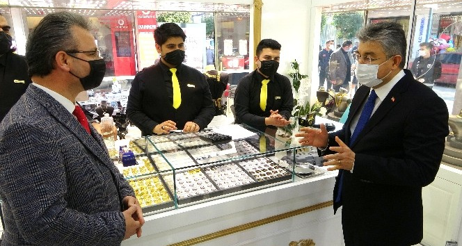 Vali sokağa indi, “Koronayı defedersek iyi olacağız” diyerek esnaftan destek istedi