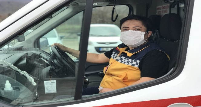 Kadın ambulans şoförü erkek meslektaşlarına parmak ısırtıyor