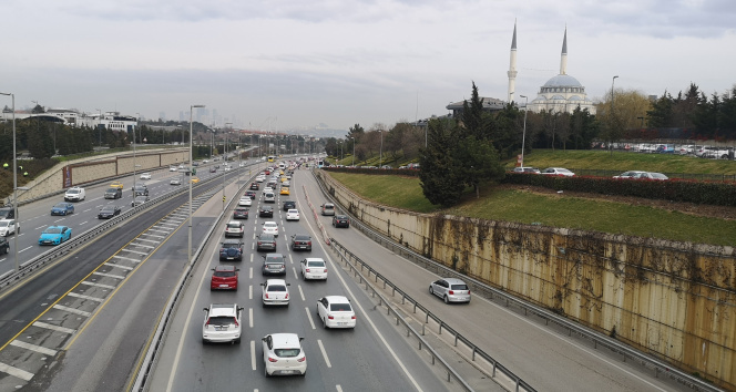 İstanbul’da cumartesi günü kısıtlamanın kalkmasıyla trafik yoğunluğu oluştu