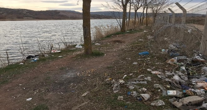 Mamuca Göleti’nde çöp kirliliği