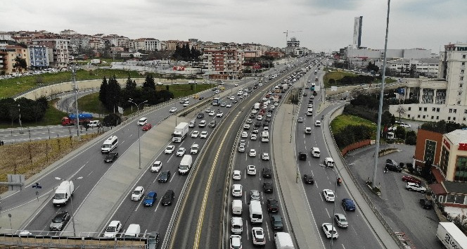 İstanbullu ’Evde Kal’madı, trafik durma noktasına geldi