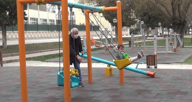 Kısıtlama kalktı, vatandaş soluğu sokakta aldı