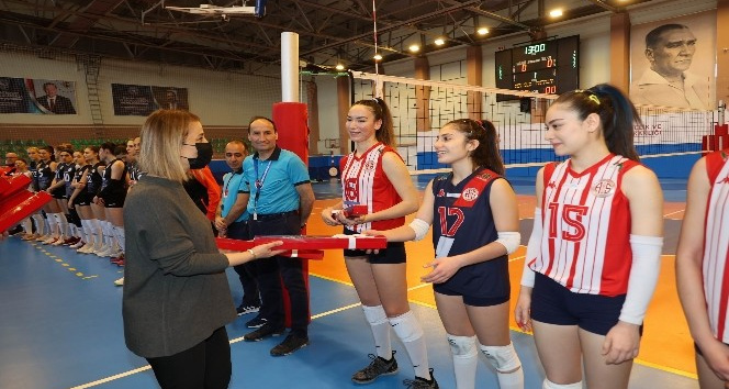 Nevşehir Valisi Becel, kadın sporculara karanfil hediye etti