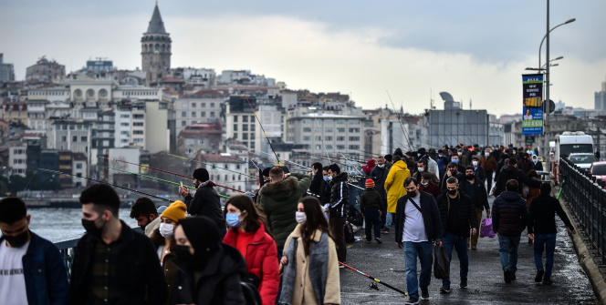 Kısıtlamasız ilk cumartesinde vatandaşlar Eminönü’ne akın etti