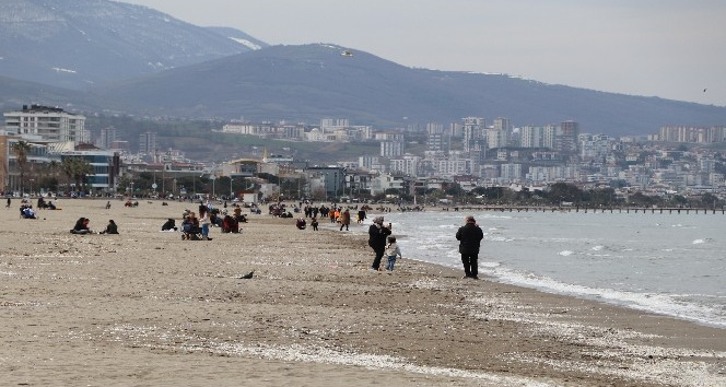 Kısıtlamasız ilk cumartesi gününde vatandaşlar sahile akın etti