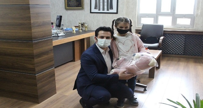 Kaymakamdan Minik Cemre’ye hediye