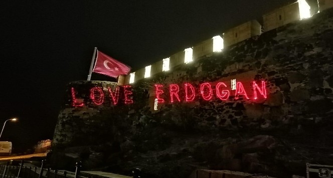 Nevşehir’de tarihi kalenin duvarlarına “Love Erdoğan” görseli yansıtıldı