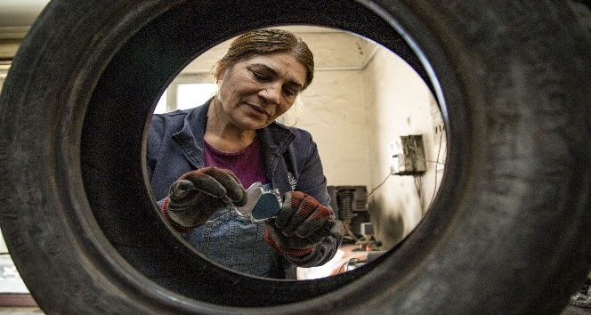 (Özel) İki çocuk annesi “Gül Usta” 14 yıldır oto lastikçi dükkanı işletiyor