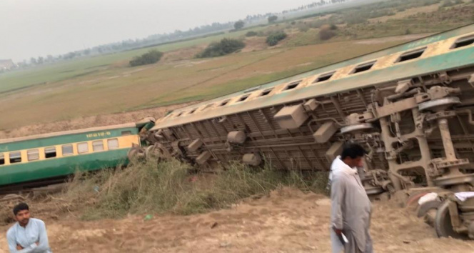 Pakistan&#039;da yolcu treni raydan çıktı: 1 ölü, 40 yaralı