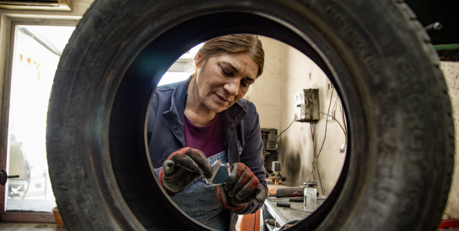 İki çocuk annesi 'Gül Usta' 14 yıldır oto lastikçi dükkanı işletiyor