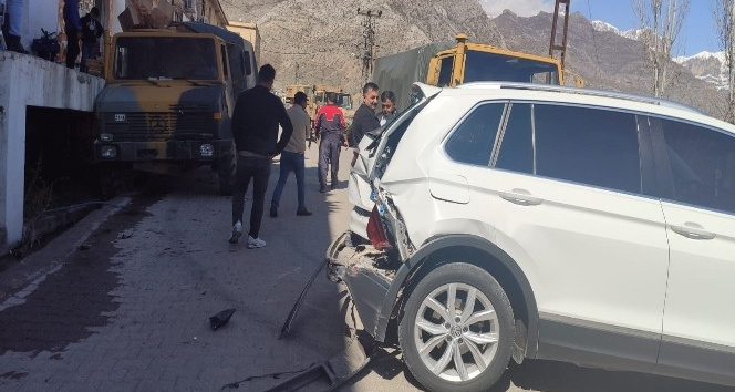 Freni boşalan gıda yüklü zırhlı araç park halindeki otomobile çarparak durdu