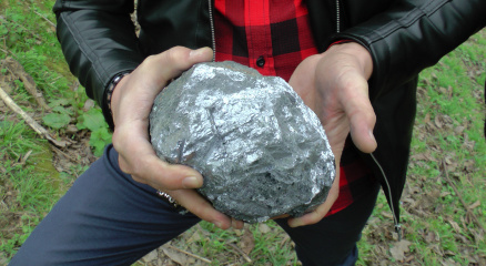 Sohbet ettikleri bahçeye gürültü ile düşen 9.5 kiloluk taş meteor sevinci yaşattı