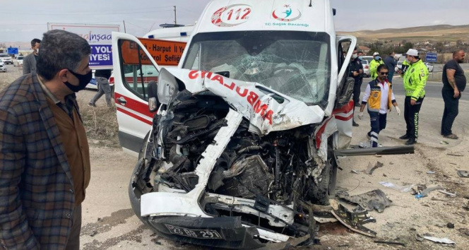 Yaralıları taşıyan ambulans, beton mikserine çaptı: 3’ü sağlıkçı 5 yaralı