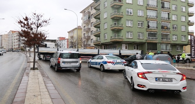 Tırı park etmek isterken park halindeki otomobile çarptı