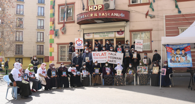 Evlat nöbetindeki ailelerden CHP’li Özel’in ziyaretine tepki