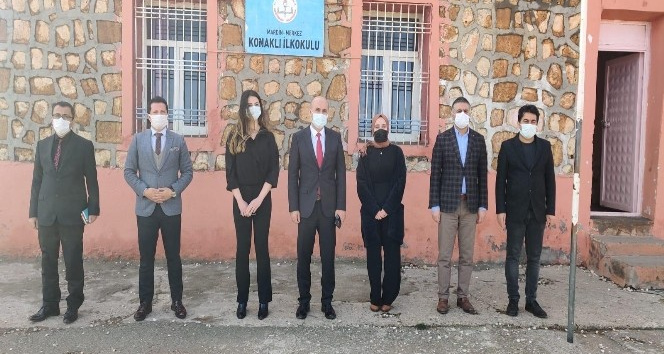 Mardin’de fedakar sağlık çalışanları köy okullarını unutmadı