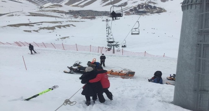 Karlı dağda mahsur kalan 9 kişiyi jandarma kurtardı