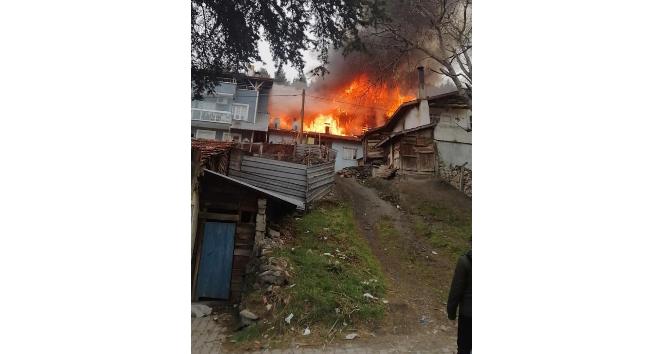 Tokat’ta 3 ev alevlere teslim oldu