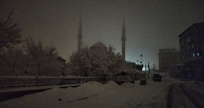 Bingöl Karlıova’da kar yağışı