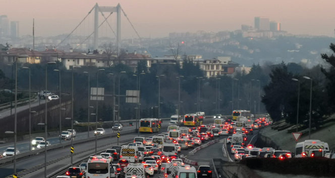 Sokağa çıkma kısıtlamasının ardından İstanbul&#039;da trafik yoğunluğu