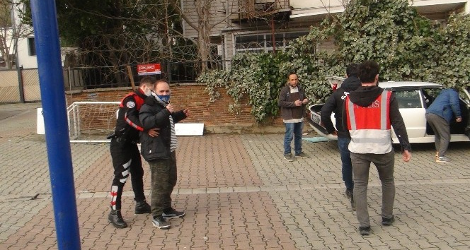 (Özel)Sarıyer’de market bahanesiyle kısıtlamayı delenlere polis, "Ekmek almaya 2 kişi mi gidiyorsunuz”