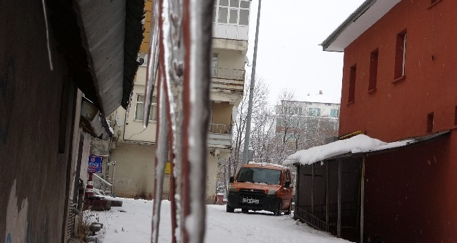 Ardahan güne kar ile uyandı