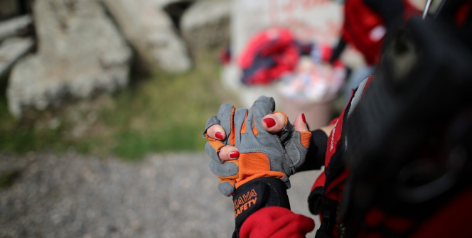 Ojeli elleriyle hayat kurtarıyorlar...