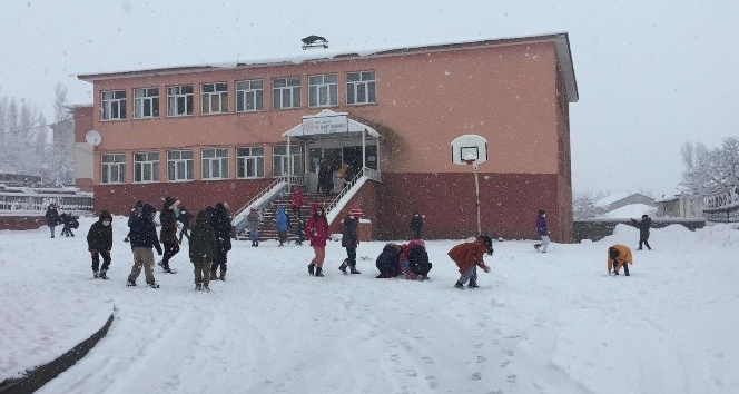 Karlıova’da kar etkili oldu, en çok çocuklar sevindi