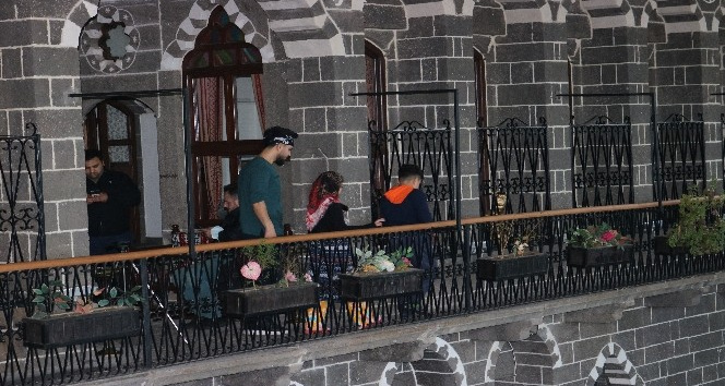 Sosyal medya fenomeni Serkan Özbilek, ünlü sanatçılarla kadın şiddetine dikkat çekti