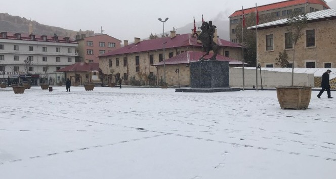 Bayburt ve Erzincan’ın yüksek kesimlerinde kar yağışı etkili oldu
