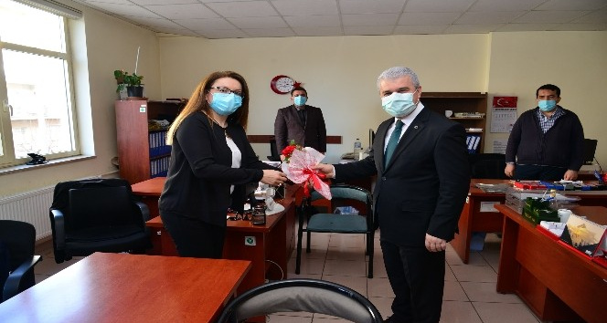 Kadınlar gününde Vali Akın’dan kadın personele karanfil