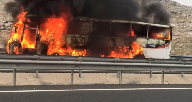 Şanlıurfa&#039;da yolcu otobüsü alev alev yandı
