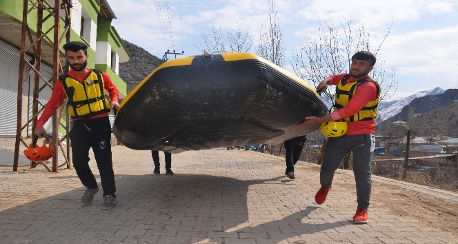 Sporcular 8 Mart Dünya Kadınlar Gününde rafting yapıp pankart açtı