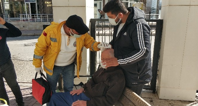 Adliyede otoparkında kafasına bariyer çarpan yaşlı adam yaralandı