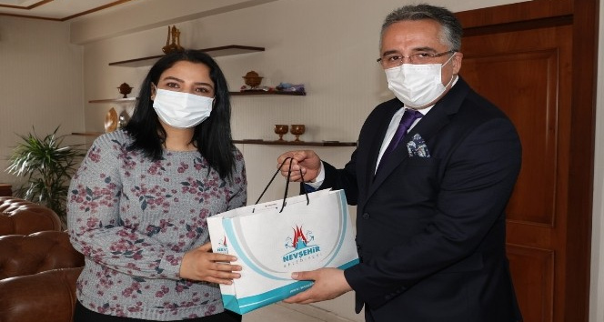 Belediye Başkanı Savran, Valilik ve Belediyede çalışan kadınları unutmadı