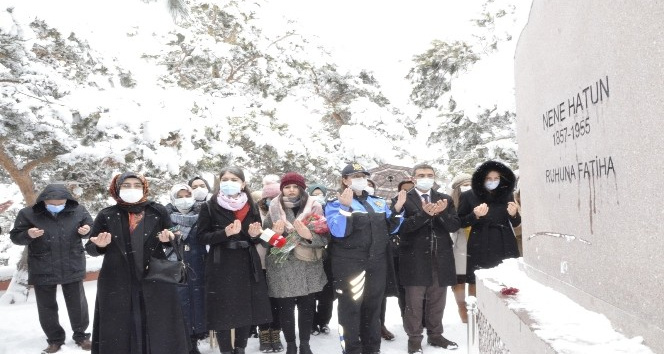 8 Mart Dünya kadınlar Günü’nde Nene Hatun mezarı başında anıldı