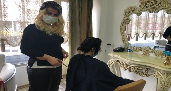 16 yıldır kadınlar gününde ücretsiz saç kesimi yapıyor