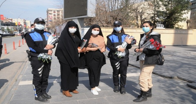 Cizre polisi kadınlara karanfil hediye edip günlerini kutladı