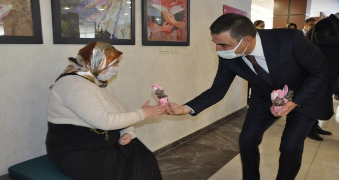 Siirt Valisi Hacıbektaşoğlu, ’Kadın’ konulu resim sergisine katıldı