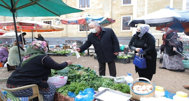 Kadın pazarcı esnafına çiçek takdim edildi