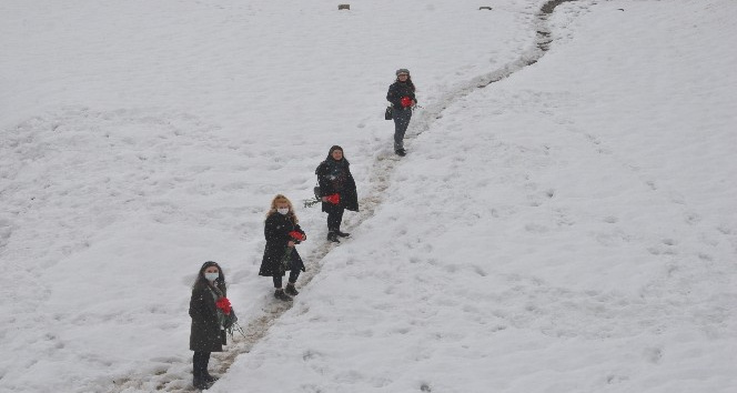 Karlı tepeleri aşarak kadınlara karanfil dağıttılar