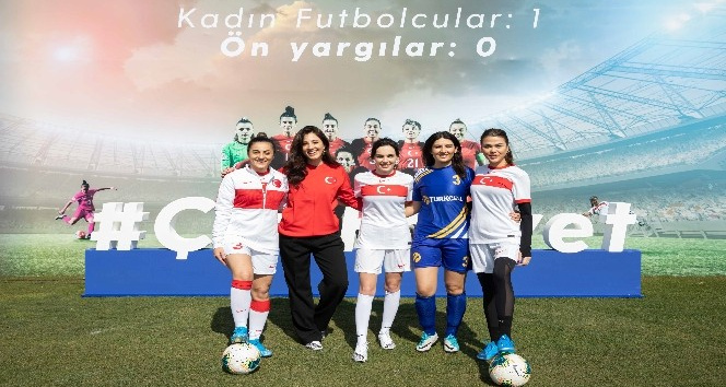 Dünya Kadınlar Günü’nde ünlü isimler yeşil sahada buluştu