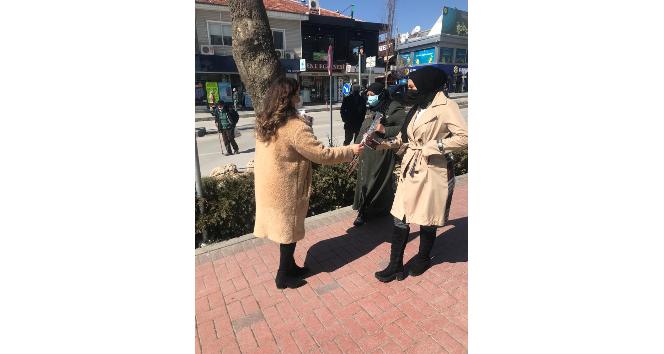 Hem bilgilendirdiler hem de karanfil dağıttılar